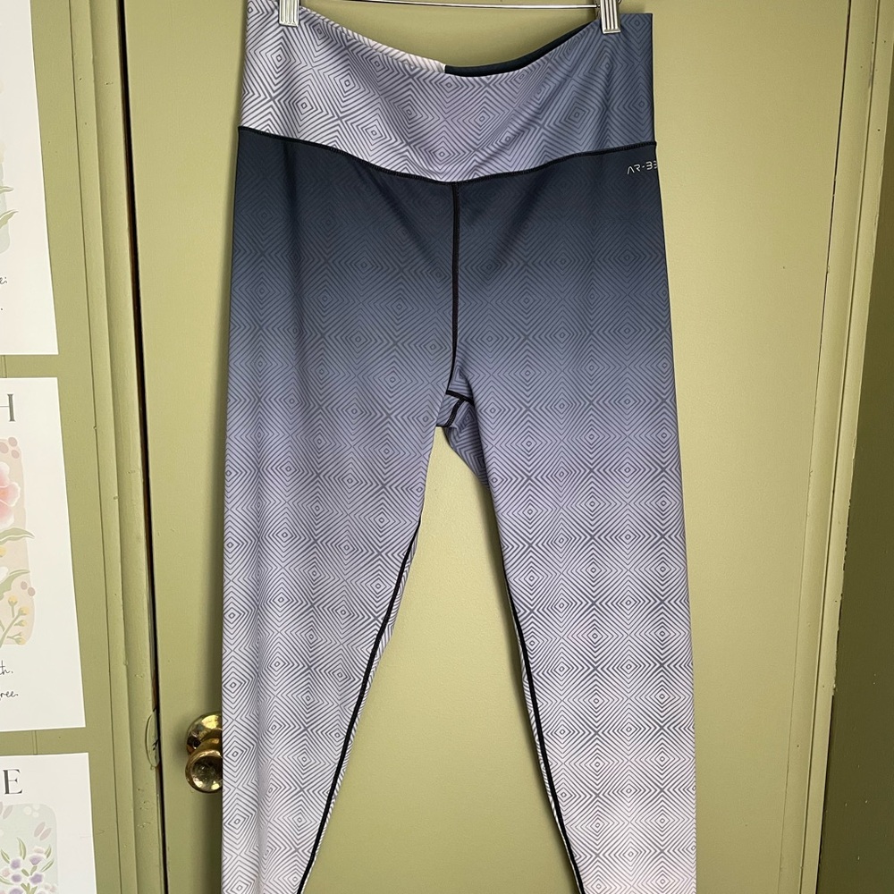 AR 33 Gradient Blue and White Leggings